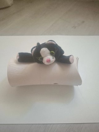 Delfín de peluche azul y gatito