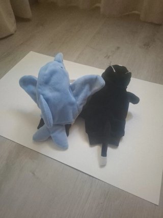 Delfín de peluche azul y gatito