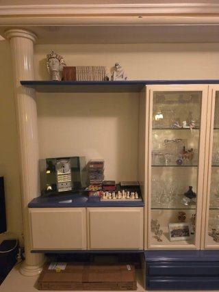 Vitrina de salón blanca y azul