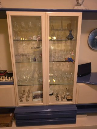 Vitrina de salón blanca y azul