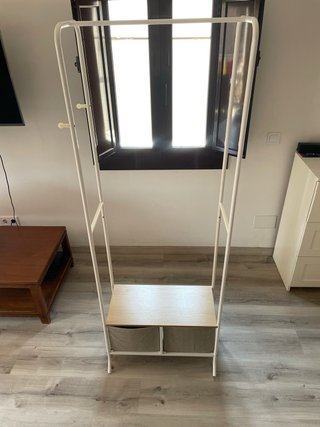 Colgador abierto con estante y cestas