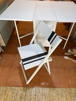 Mesa plegable blanca con 4 sillas