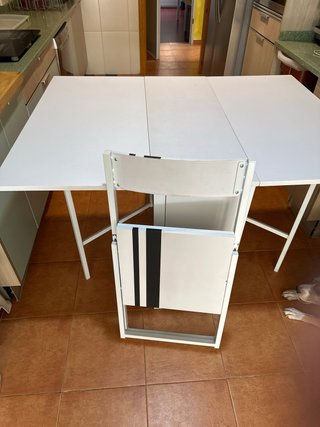 Mesa plegable blanca con 4 sillas