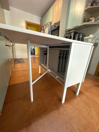 Mesa plegable blanca con 4 sillas