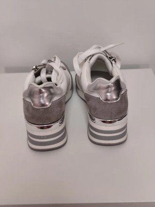 Deportivas con tacón blancas y plateadas