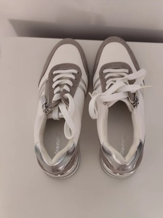 Deportivas con tacón blancas y plateadas
