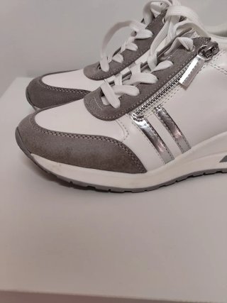 Deportivas con tacón blancas y plateadas