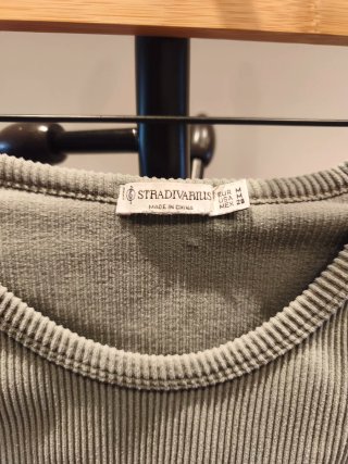 Camiseta tirantes Stradivarius verde Talla M