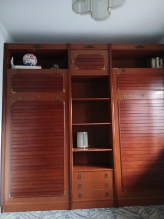 Mueble de madera con dos camas