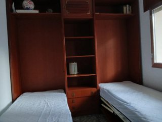 Mueble de madera con dos camas