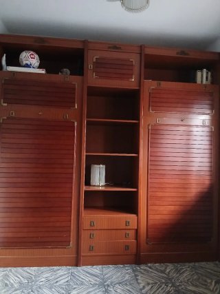 Mueble de madera con dos camas