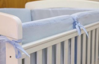 Cuna blanca con medidor de altura
