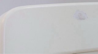 Cuna blanca con medidor de altura