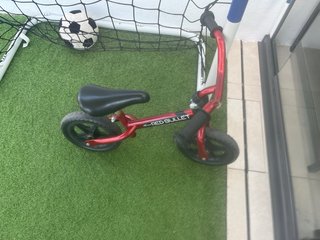 Bicicleta senza pedali rossa