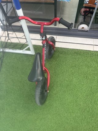 Bicicleta senza pedali rossa