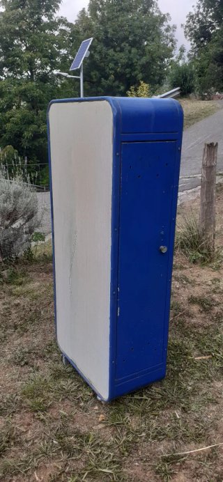 Taquilla metálica antigua azul y blanca