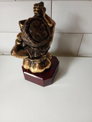 Busto de metal con base de madera