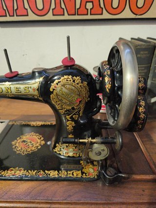 Máquina de coser antigua Jones