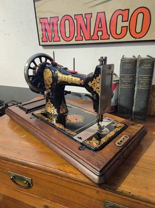 Máquina de coser antigua Jones