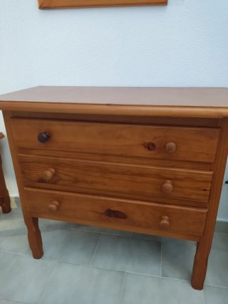 Cómoda de madera con 3 cajones