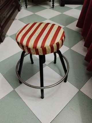 Conjunto clásico: tresillo, silla y taburete