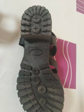 Sandalias cangrejeras negras de cuero