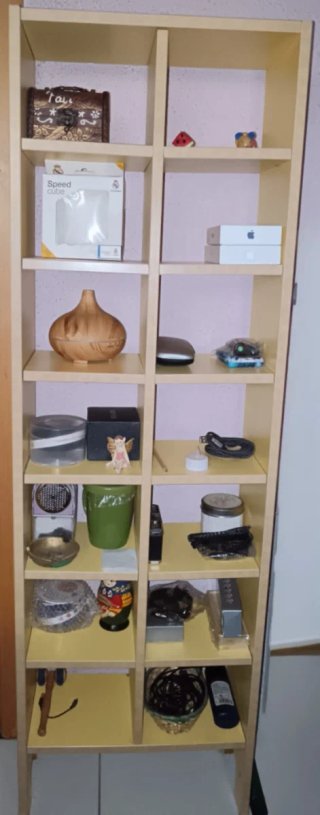 2 Estanterías de madera, ideales para cd's.