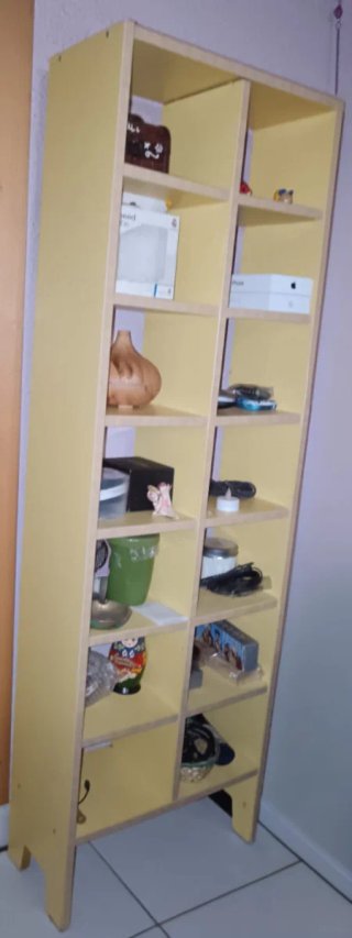2 Estanterías de madera, ideales para cd's.