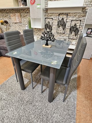 Mesa de cristal templado y 4 sillas grises