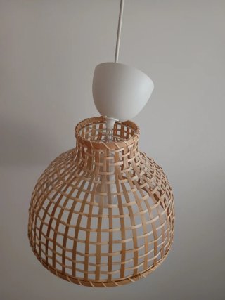 Due lampade da soffitto in bambù intrecciato