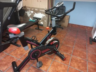 Bicicleta de Spinning Negra y Roja