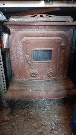 Estufa de leña antigua de fundición