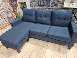 Sofá de 3 plazas azul con puff