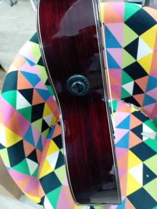 Guitarra flamenca roja autoamplificada
