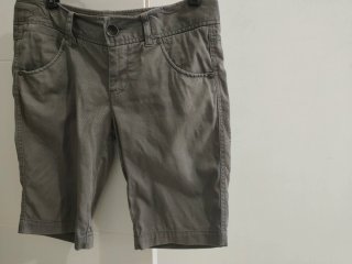 Bermudas grises