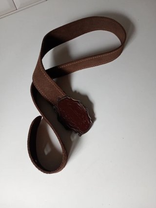 Cinturón de cuero marrón con hebilla sólido