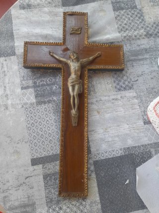 Crucifijo de madera con figura de Jesús