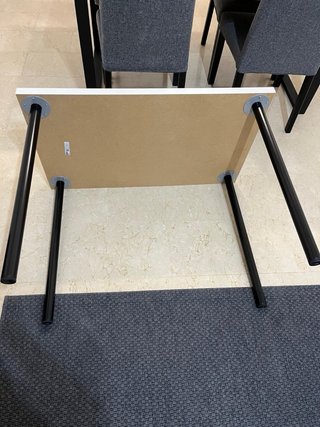 Mesa escritorio Ikea blanca y negra