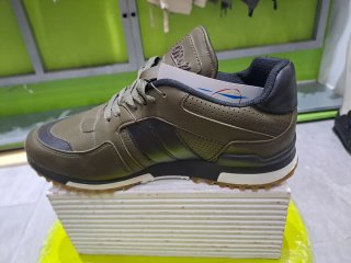 Scarpe sportive verdi e nere