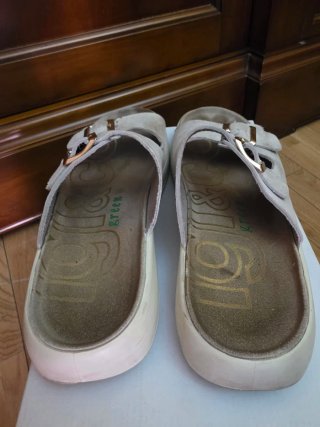 Sandalias planas blanco y doradas