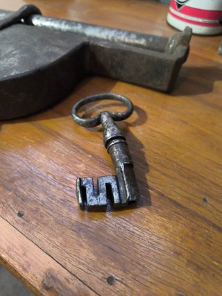 Candado antiguo de barra con llave