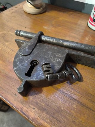 Candado antiguo de barra con llave