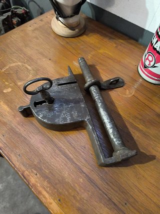 Candado antiguo de barra con llave