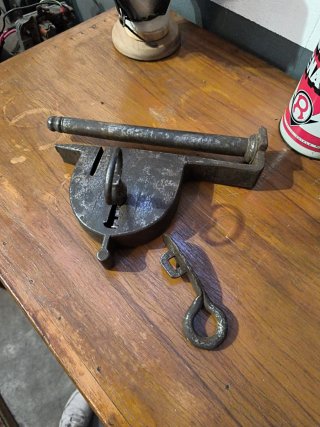Candado antiguo de barra con llave