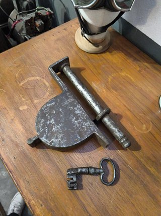 Candado antiguo de barra con llave
