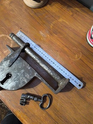 Candado antiguo de barra con llave