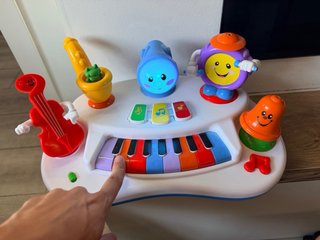 Piano musical interactivo con luces y movimientos