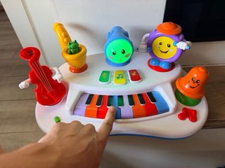 Piano musical interactivo con luces y movimientos