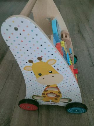 Andador infantil con juegos de madera