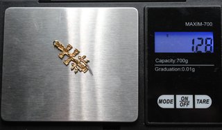 Cruz de oro de 18k. Peso: 1.28 gr.